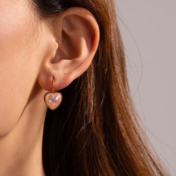 ◾️18k Gold Plated Mermaid Heart Earrings - Picture 4 of 7